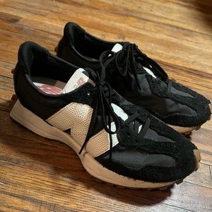 Womens size 9 new balance sneaker